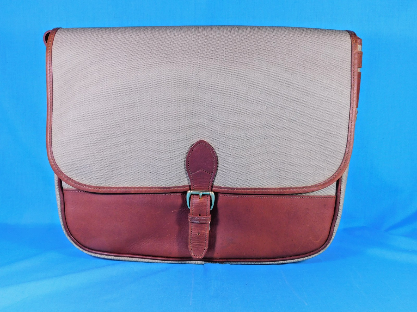 ORVIS TWO TONE LEATHER AND HEAVY CANVAS TWO TONE MESSENGER BAG NEW 16″x13″x5″