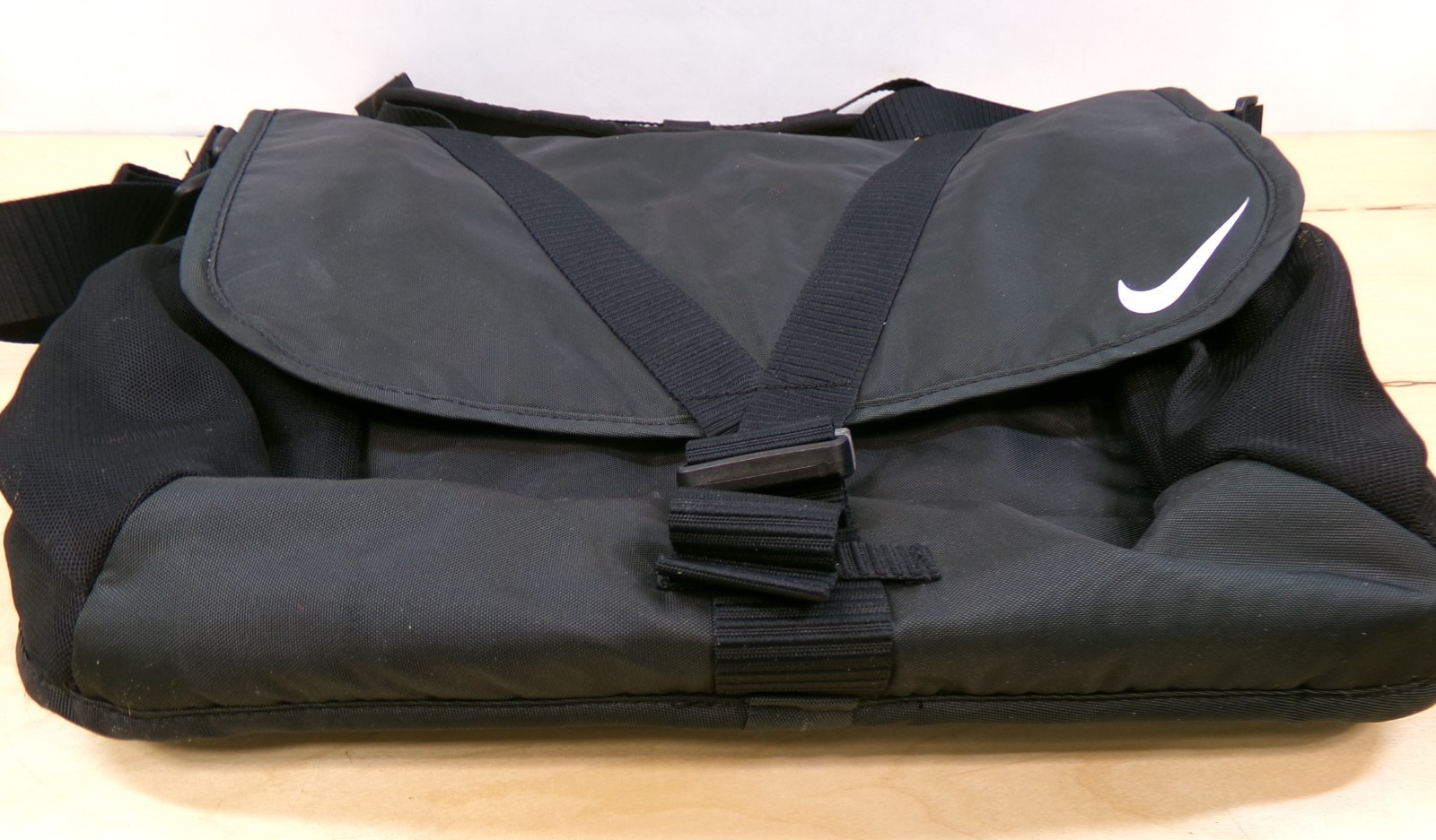 Nike Sportswear Essentials Shoulder Messenger Bag Laptop Tote Black DB0498-010