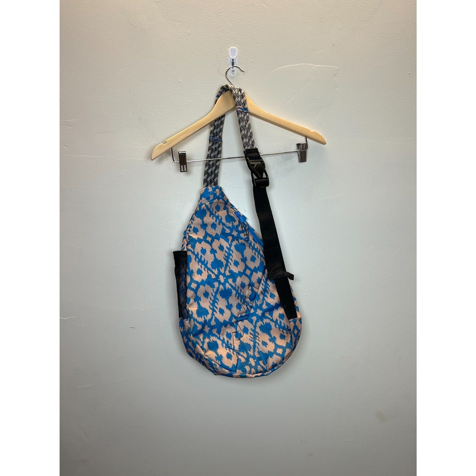 Kavu Men’s Blue Multicolor Rope Sling back Swim Canvas Shoulder Bag EUC