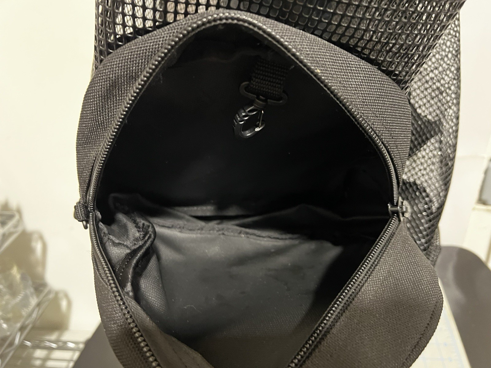 Aropec BG-CU34 mesh gear backpack — 29.3/4″ x 15.1/2″ in diameter