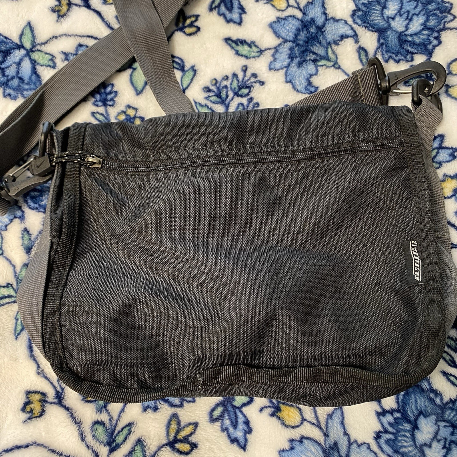 Vintage Y2K Nike ACG Crossbody Tech Messenger Side Bag Athletic Laptop 13×9”