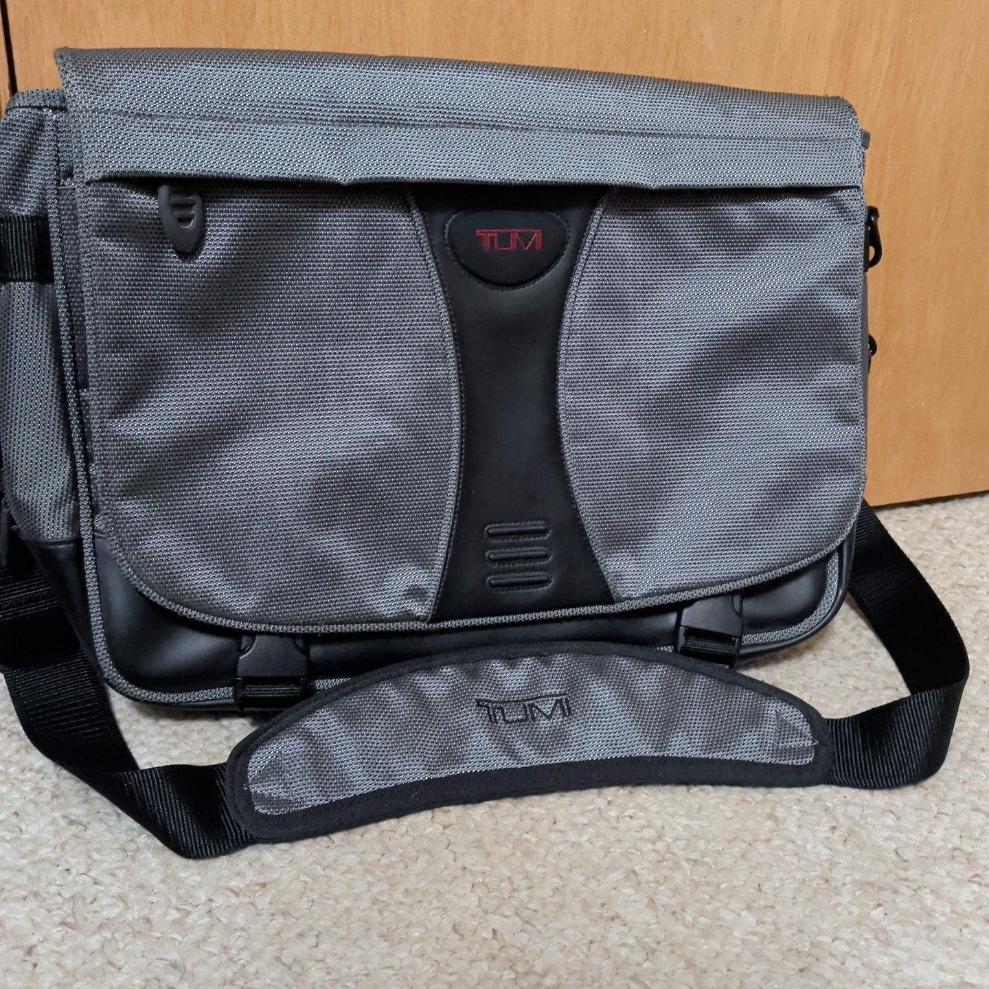 TUMI T2 Messenger Laptop Bag Gray Leather Mesh Shoulder Strap Tech Expandable
