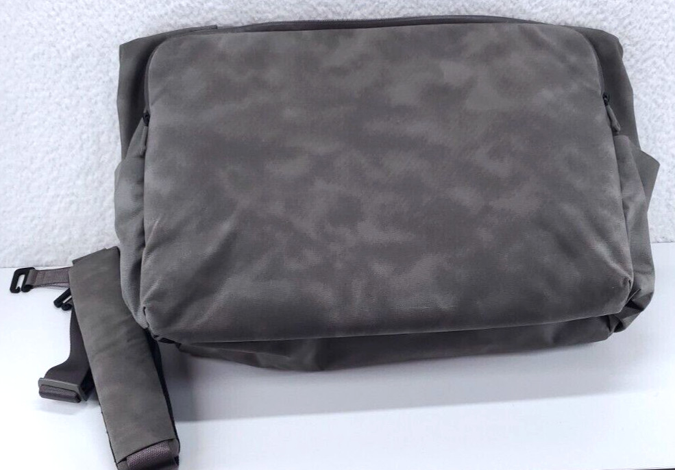 Lululemon Early Embark Large Duffel Messenger Laptop Computer Bag Nylon