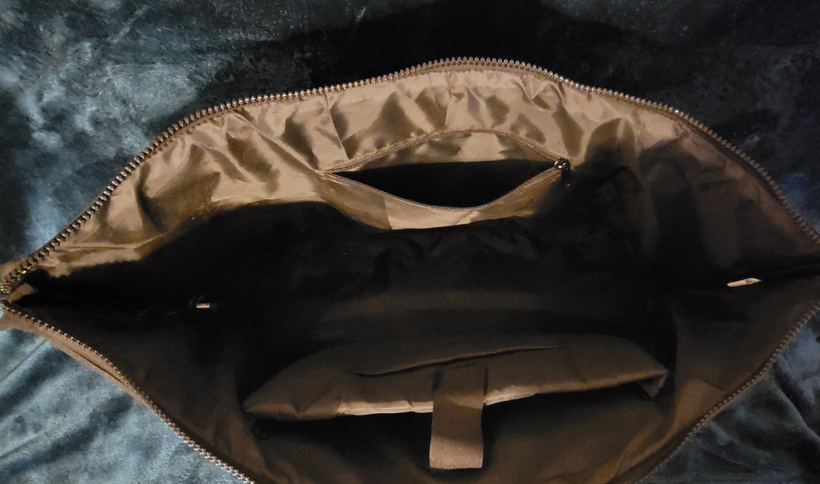 Duchamp London Black Rubberized Duffle Travel Bag W Strap and USB Port/Cable