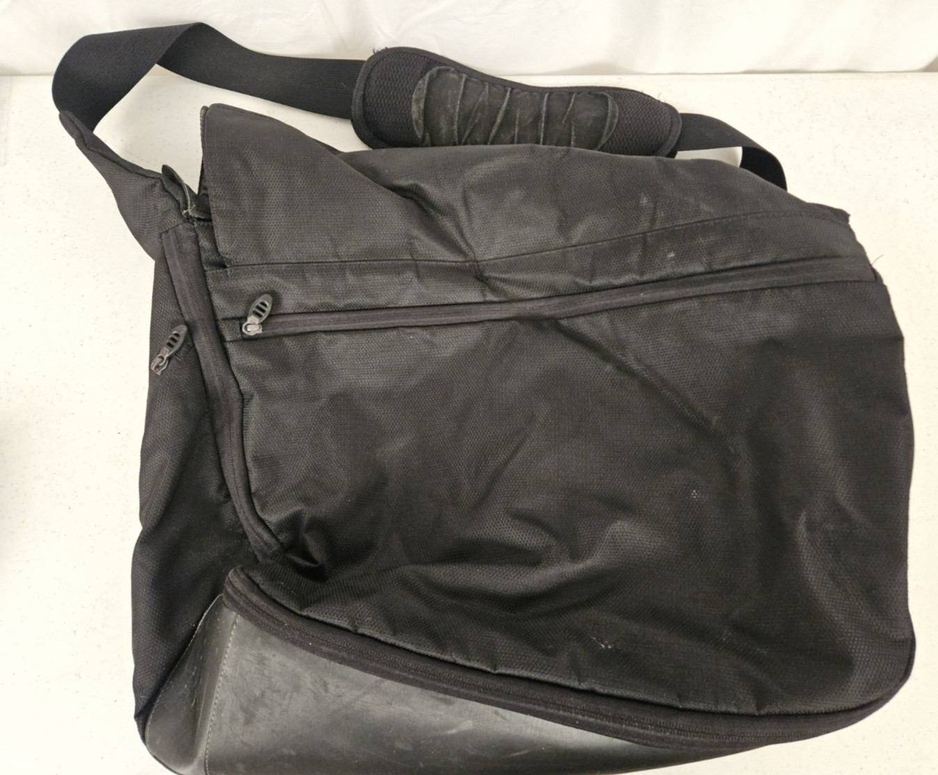 Tumi T-Tech Laptop Messenger Bag Black Briefcase Crossbody Essential Gear