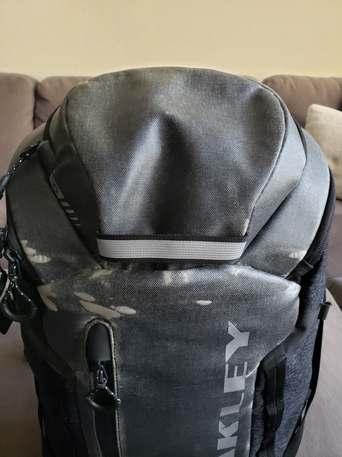 Oakley Voyage 25 Gray Black Backpack Waterproof Material – READ DESCRIPTION..