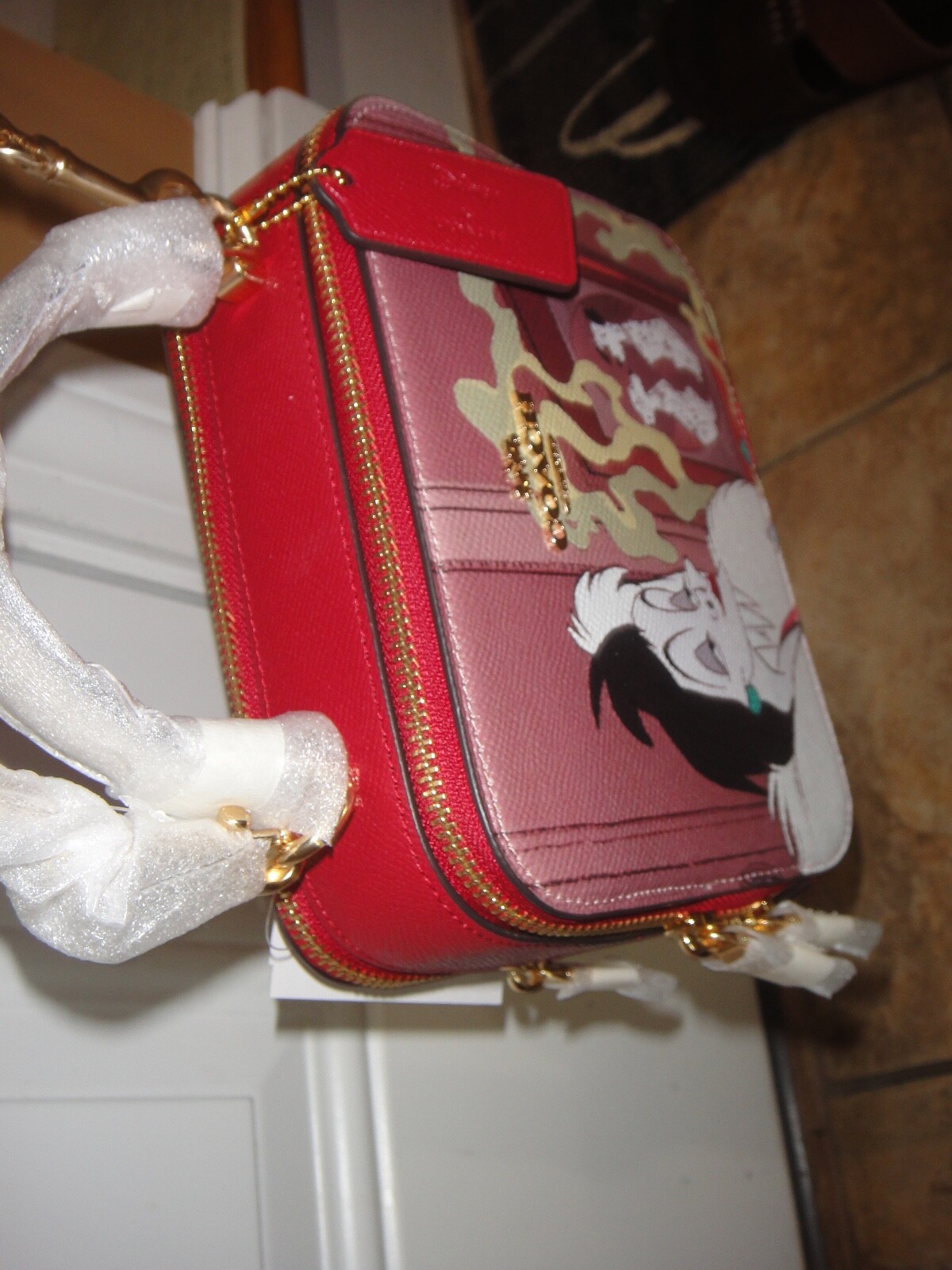 NEW COACH DISNEY CRUELA BOX APPLE MULTI CROSSBODY BAG.$398.00.MSRP 100%Authentic