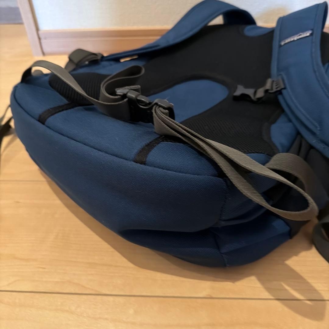 Patagonia Navy Backpack 32L Mesh Panel Travel Daypack Excellent Condition