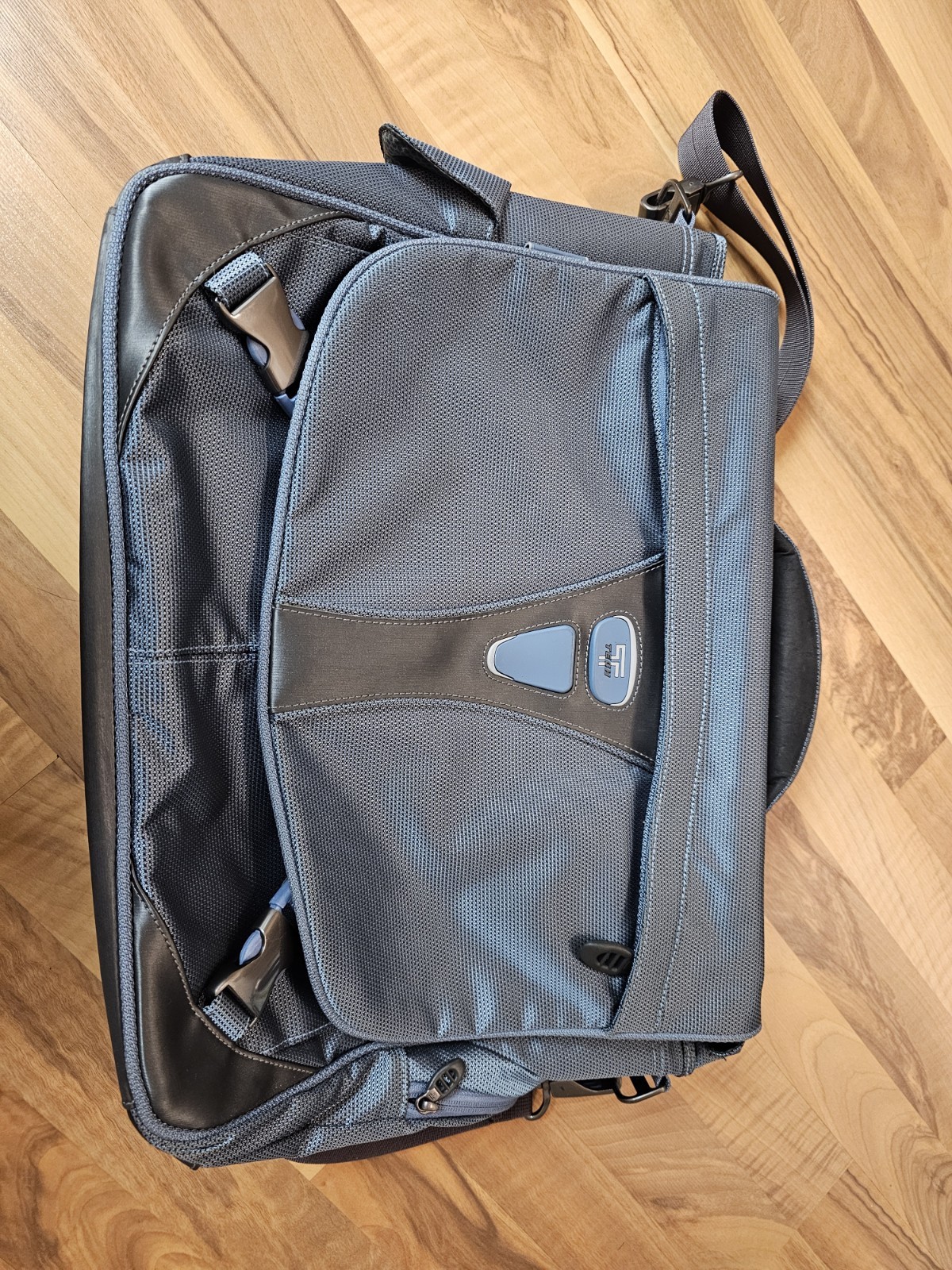 TUMI T-TECH COBALT BLUE LAPTOP MESSENGER BAG ESSENTIAL GEAR~GOOD CONDITION