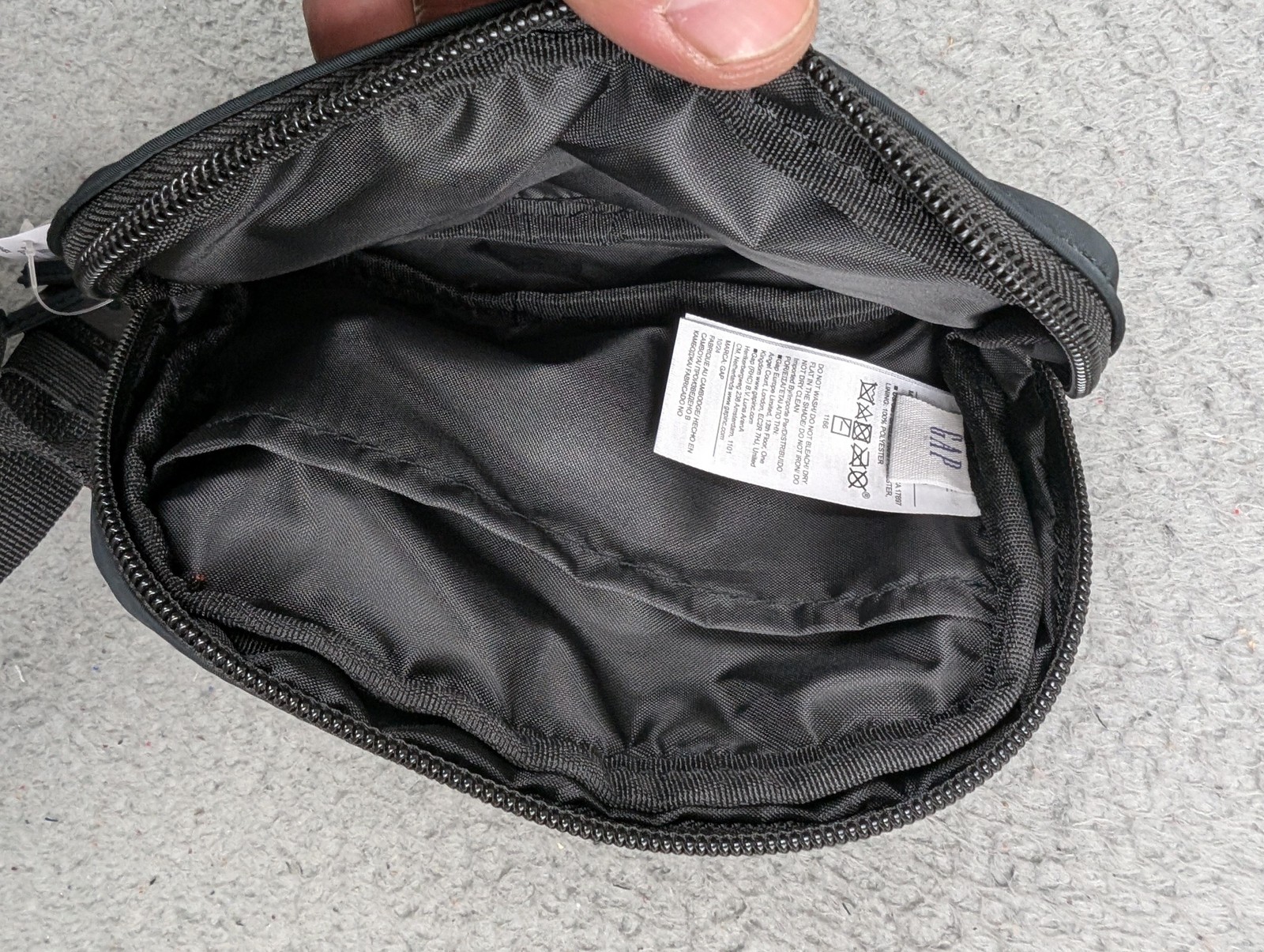 GAP Belt Bag Mens Small Black Adjustable Strap Zip Waist Fanny Pack Travel New