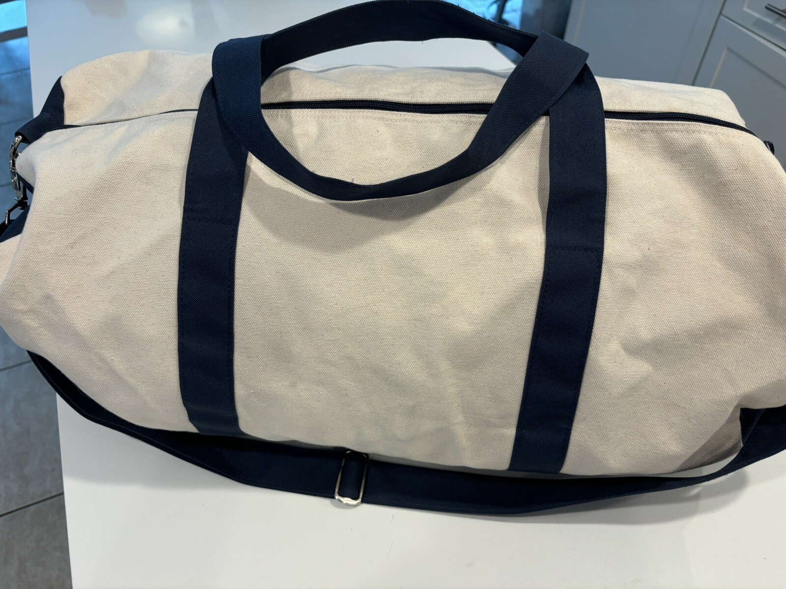 VINEYARD VINES CUSTOM COLLECTION TRUMP MET OPEN CANVAS DUFFLE BAG 22 x 12”