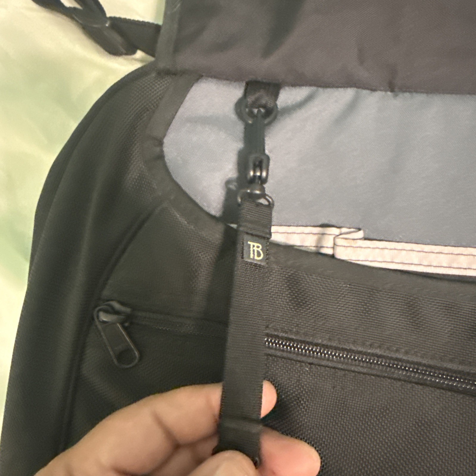 TOM BIHN Zephyr briefcase Laptop Bag Nylon Messenger w/ Shoulder Strap EUC 18”