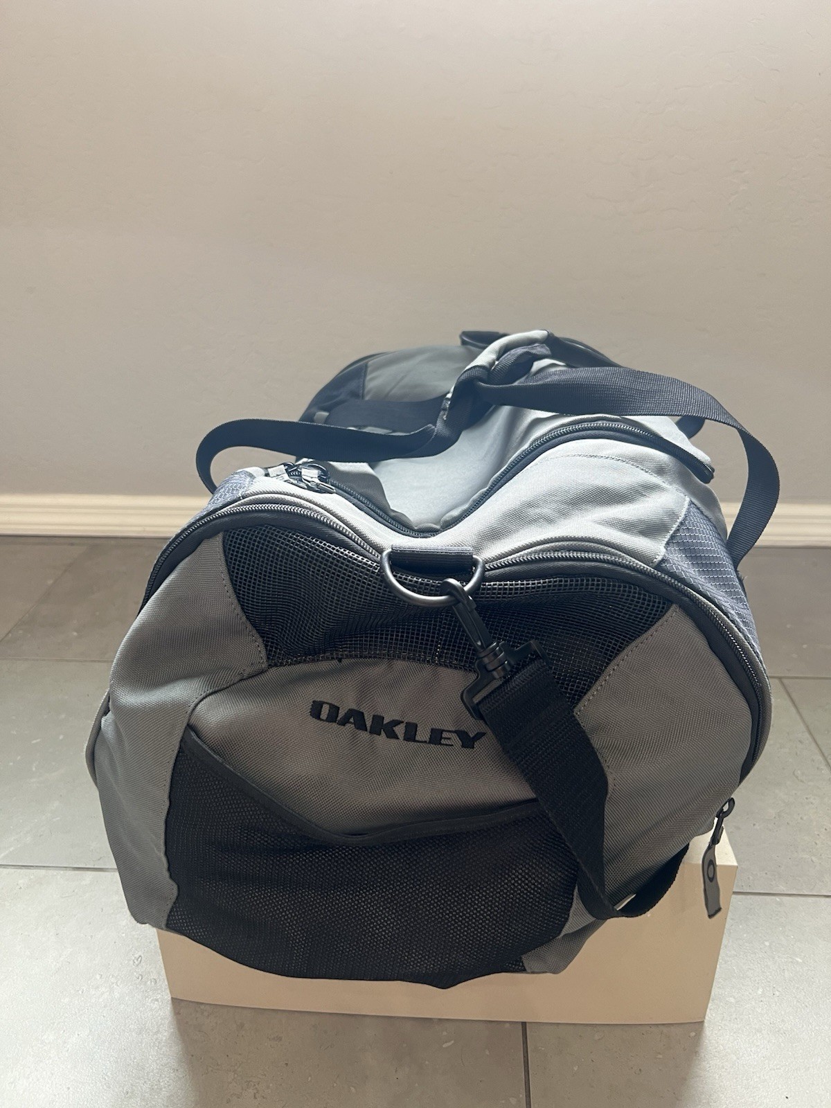 Oakley Tactical Field Weekender Boston Travel Gray Brand Logo Large Duffle Bag