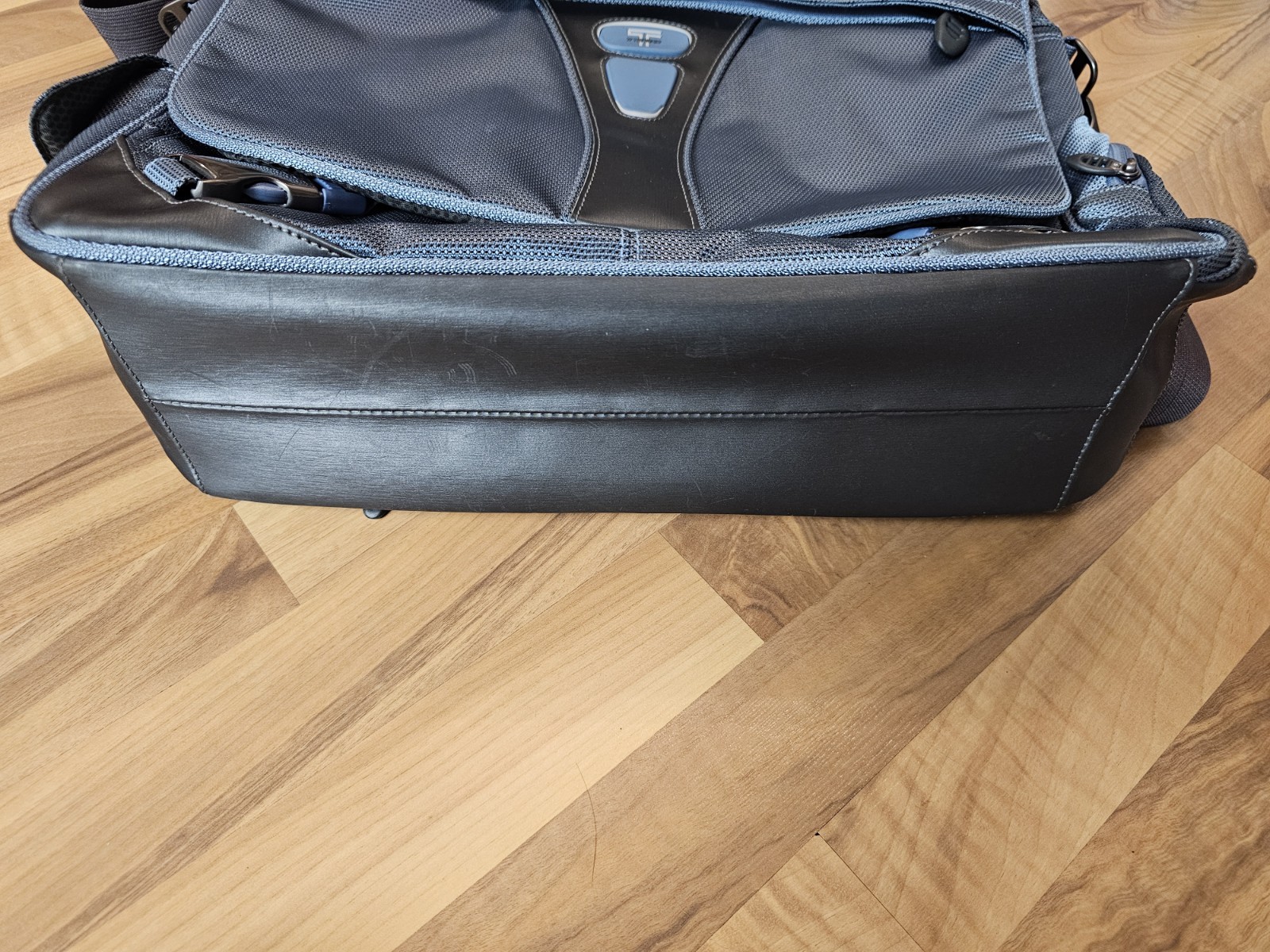 TUMI T-TECH COBALT BLUE LAPTOP MESSENGER BAG ESSENTIAL GEAR~GOOD CONDITION