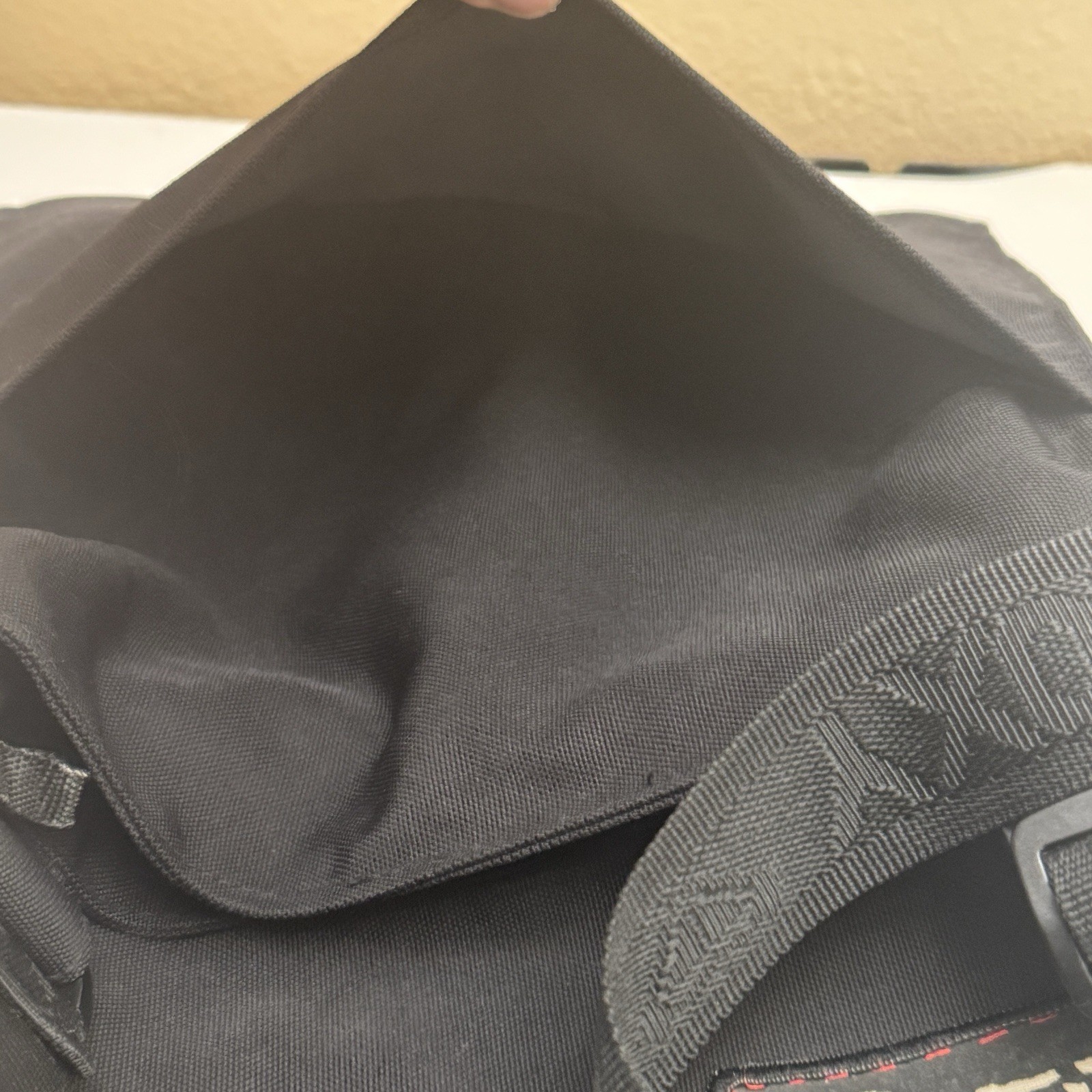 Misfits Messenger Bag-Satchel By Roxy Black 3 Pockets One W/zip Closure Rare!