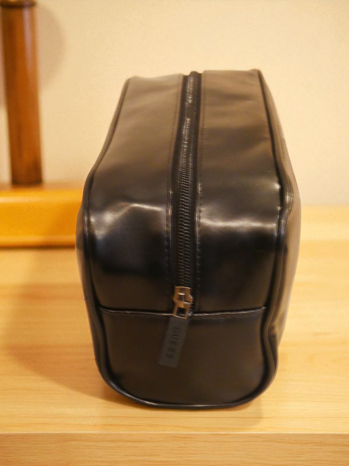 NEW MEDIUM MEN’S GUESS BLACK LEATHER LOGO HANDLE TOILETRY TRAVEL CASE BAG