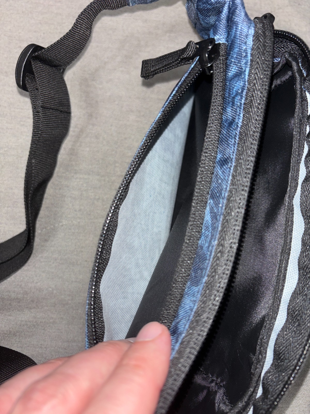 O’Neill Longhaul Waistpack New With Tags 4L Navy pattern 10-3/4″x6’x1.75″