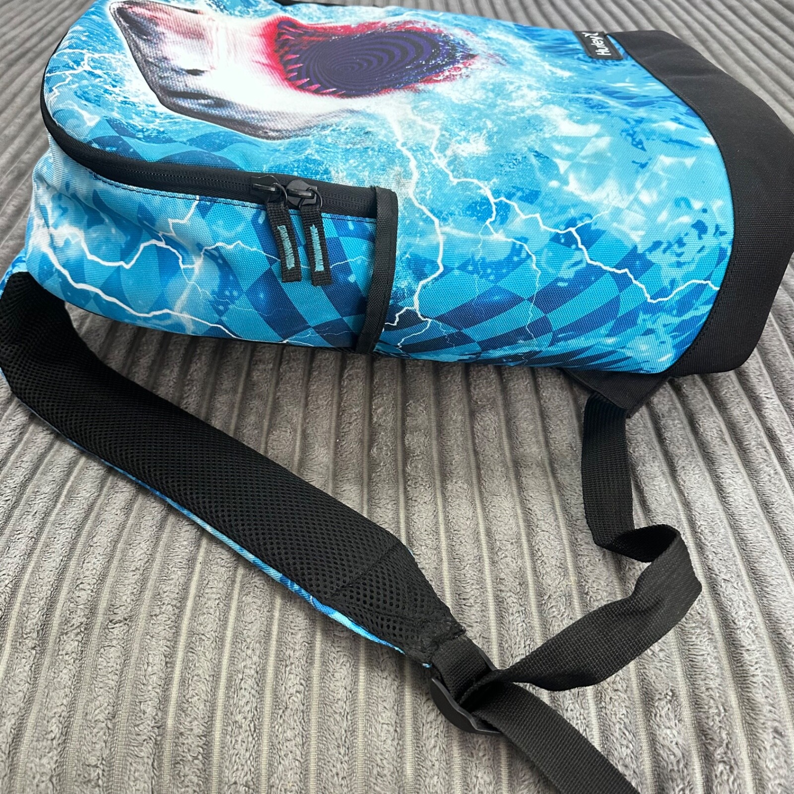 Hurley Backpack Shark Graphic 18″ Blue Black Carryall Bottle Pocket Book Bag