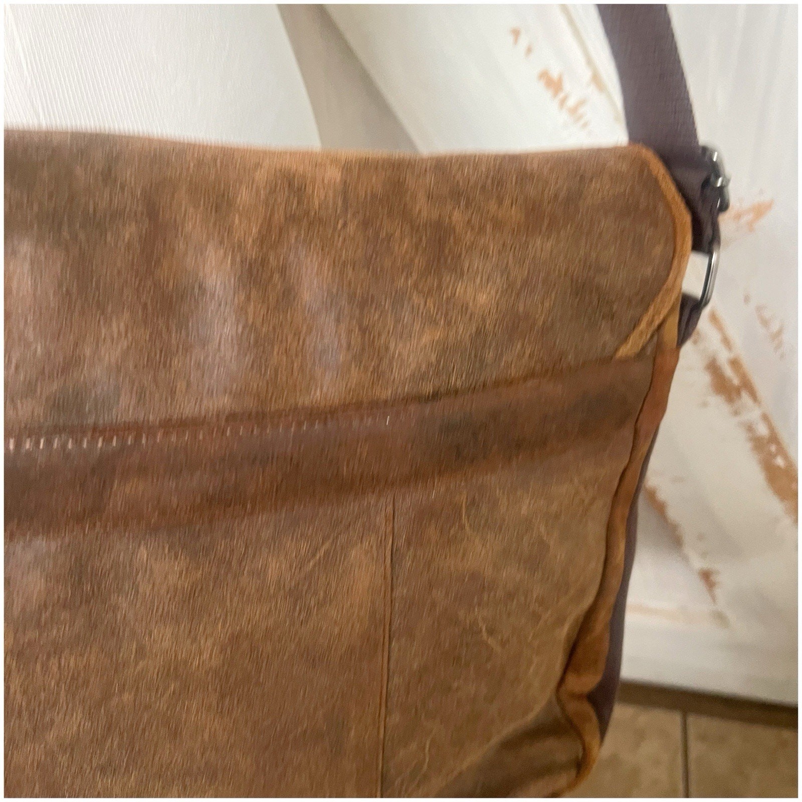 Wilson’s Leather Genuine Leather Messenger Back Large Brown Snap Button
