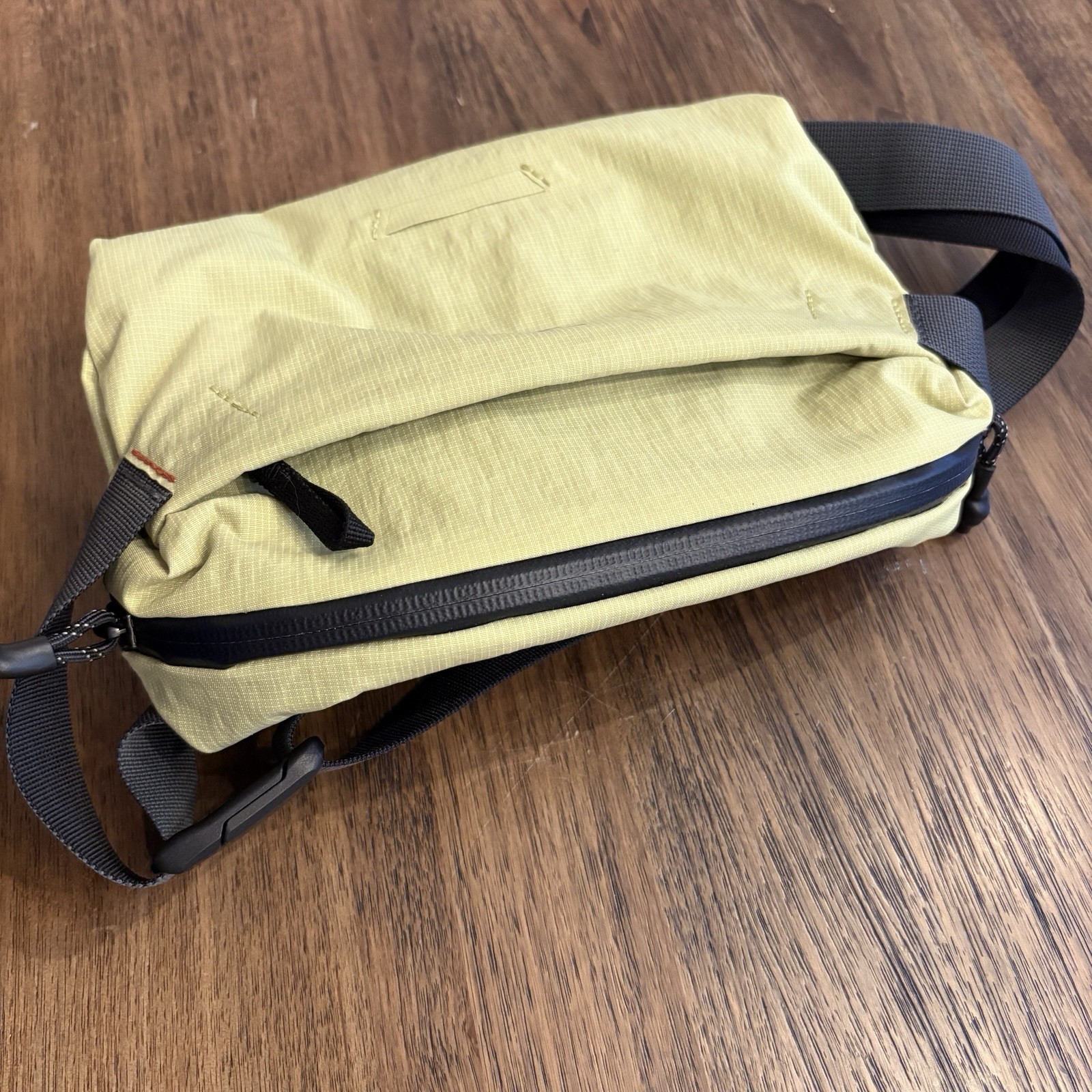 Bellroy Lite Sling Mini 4l in Kiwi