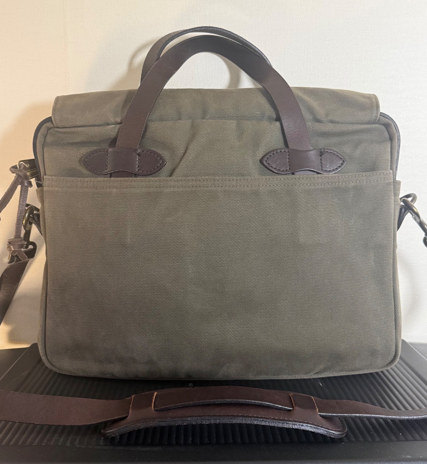 Filson 70256-L Large Laptop Briefcase Messenger Bag Otter Green USA Leather Stra