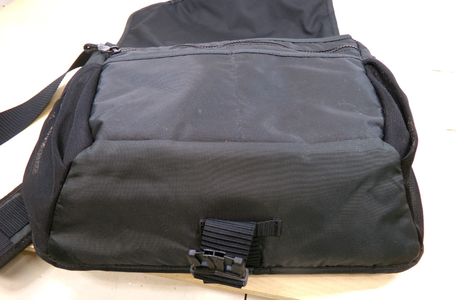 Nike Sportswear Essentials Shoulder Messenger Bag Laptop Tote Black DB0498-010