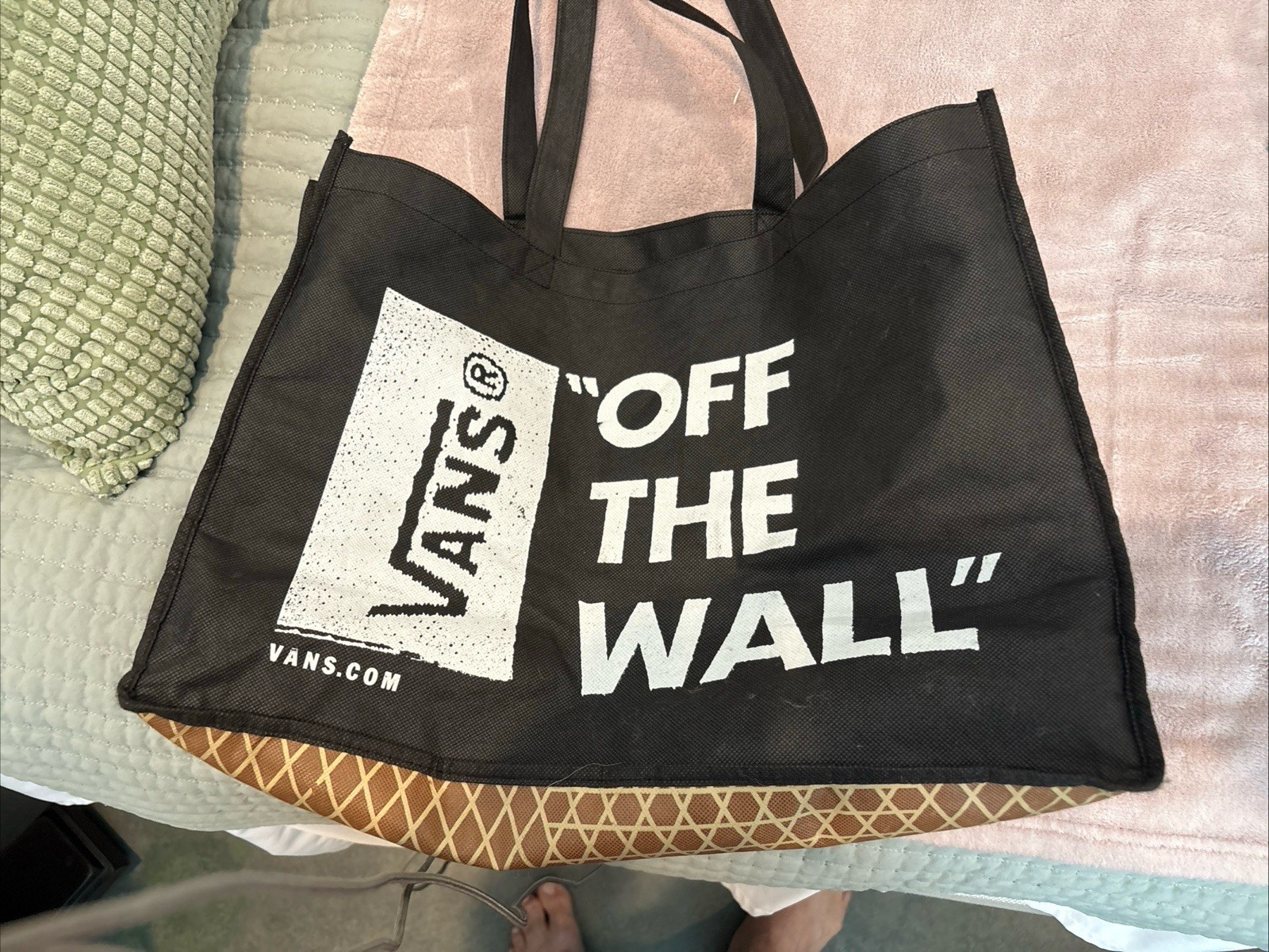 Very Cool VANS “OFF THE WALL” BLACK & CHECKERED LARGE TOTE BAG & Collectable Bag