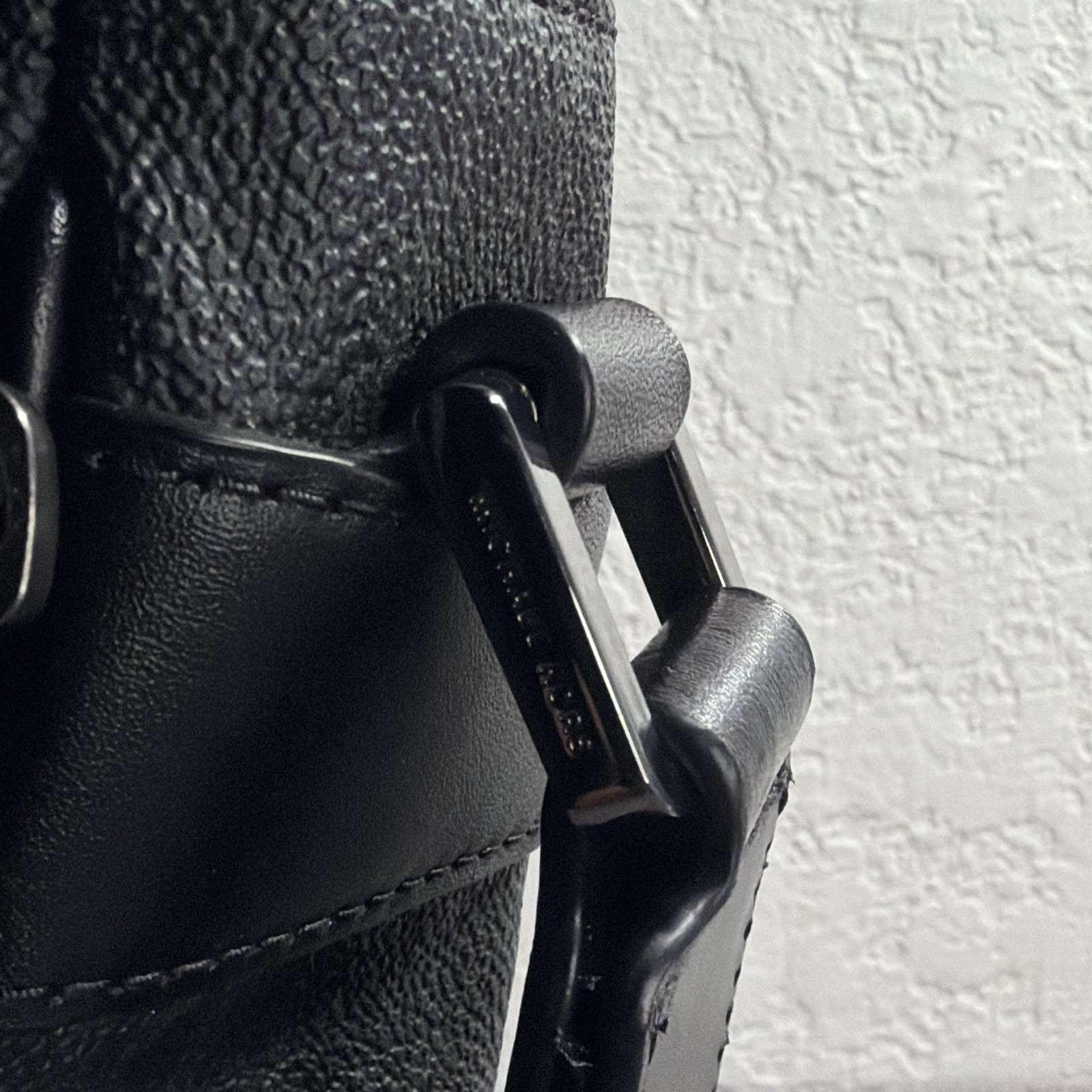 Michael Kors Black Messenger Bag Magnetic Closure Adjustable Strap Inner Pockets