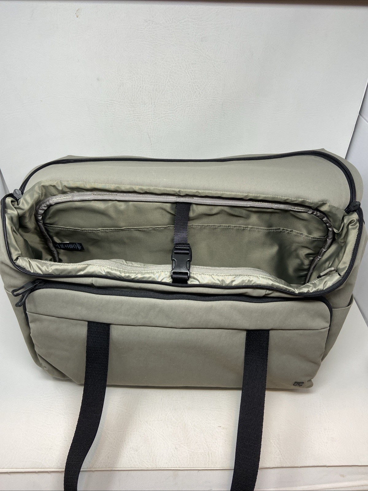 Lululemon Gray Early Embark Travel Messenger Computer Laptop Bag Cross Body EUC