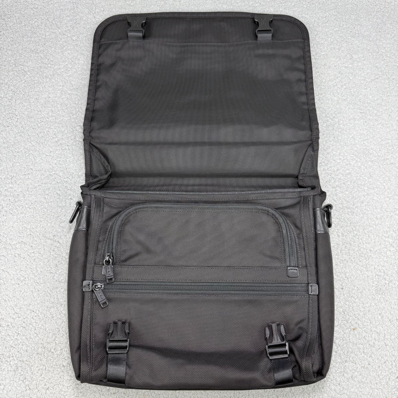 Tumi Bag Medium Black Alpha Laptop Messenger Slim Expandable Briefcase Crossbody