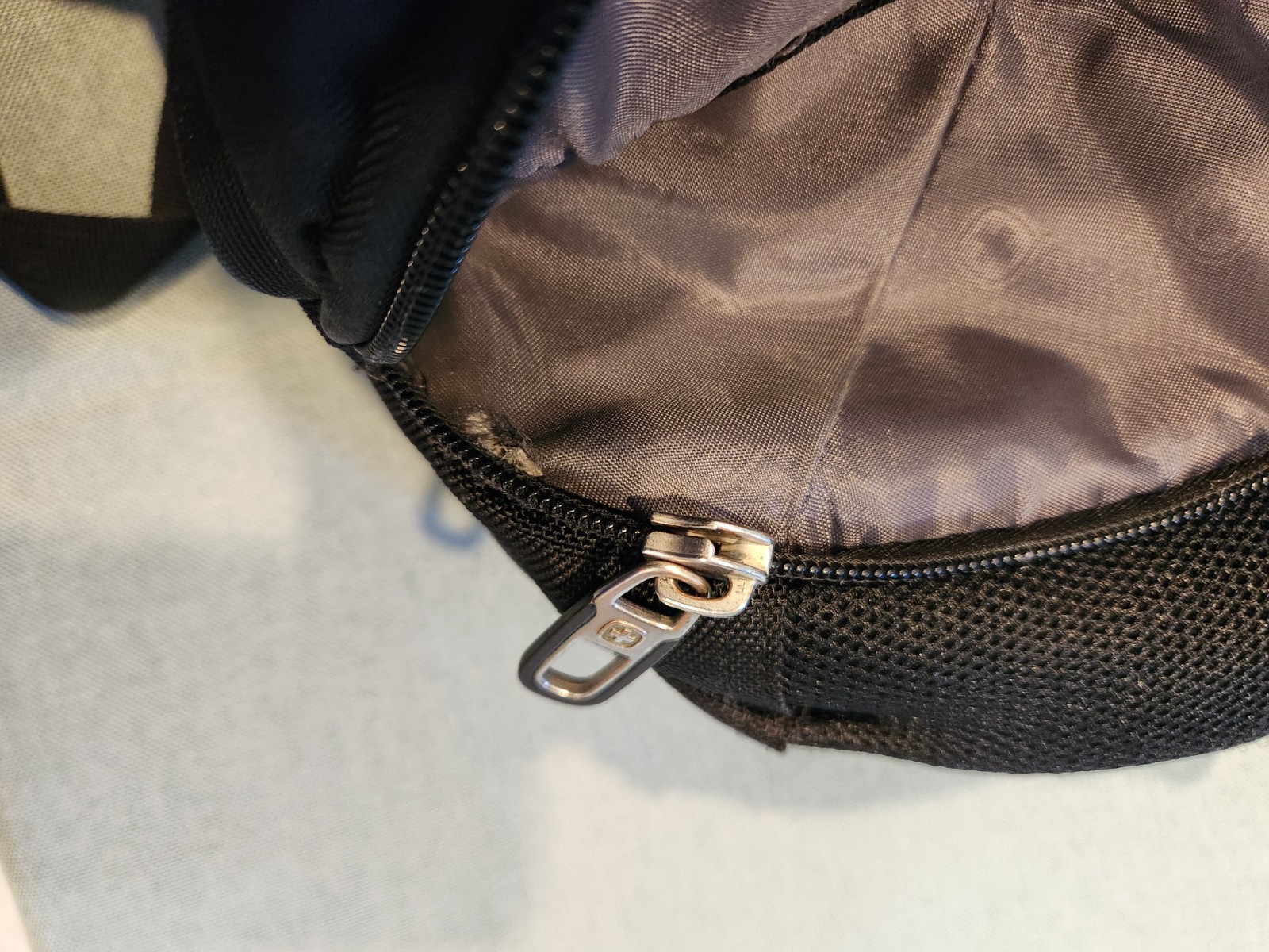 Swiss Gear Airflow Laptop Tablet Backpack Black Many Compartments – Zipper Issue