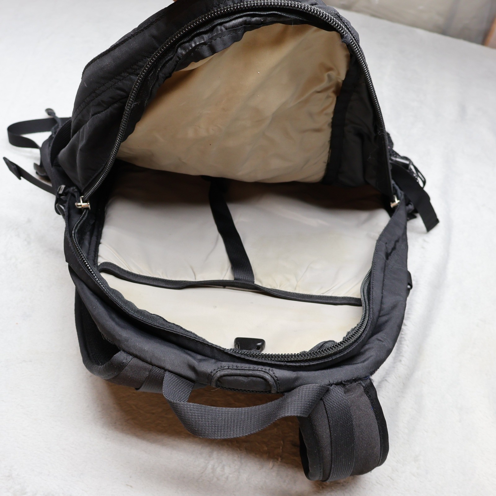 North Face Recon Backpack Mens Large Black Daypack Utility Hiking Travel Outdoor