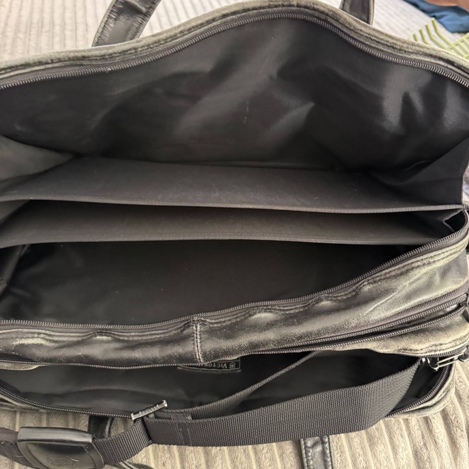 Victorinox Black Leather Briefcase Soft Sided Expandable DISTRESSED Laptop Bag