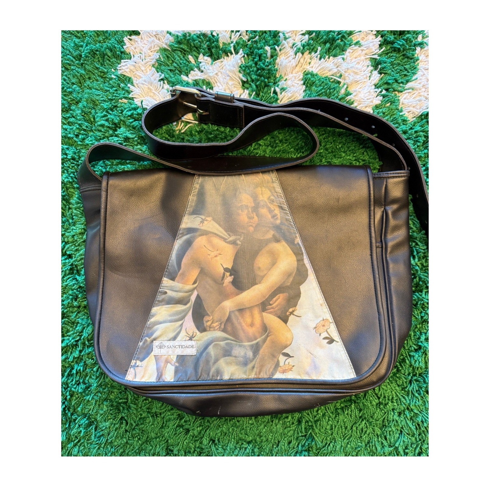 Sanctidade Messenger Bag Unisex OS Black Excellent Renaissance Graphic Crossbody