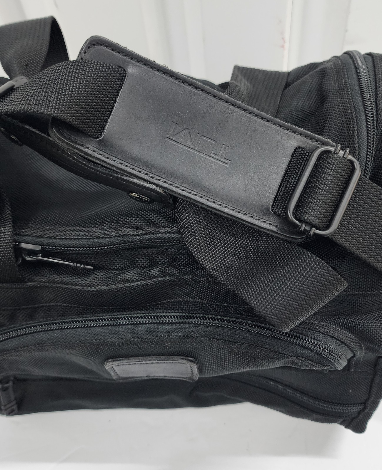 Tumi Black Nylon Duffle Bag Shoulder Strap Leather Closure 9x7x14 Weekend