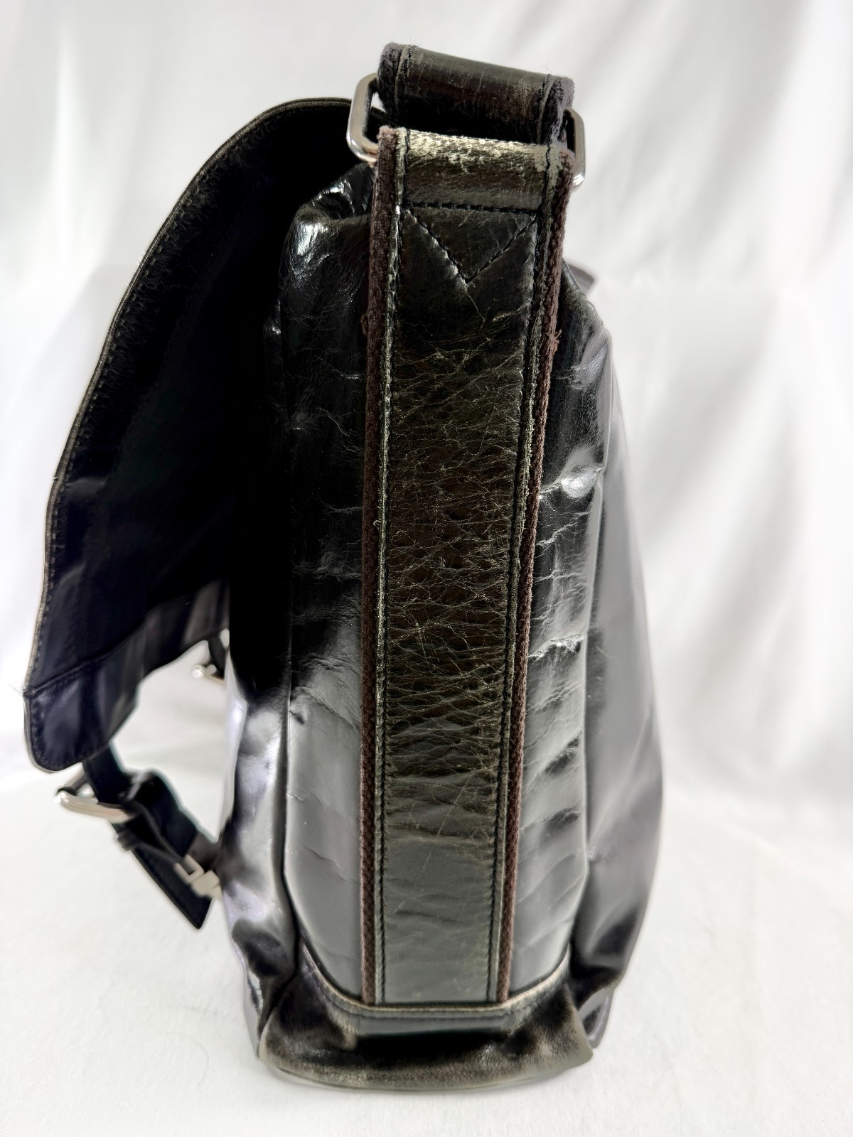 Fossil Black Leather Large Messenger Bag Push Latch Buckles Wide Strap