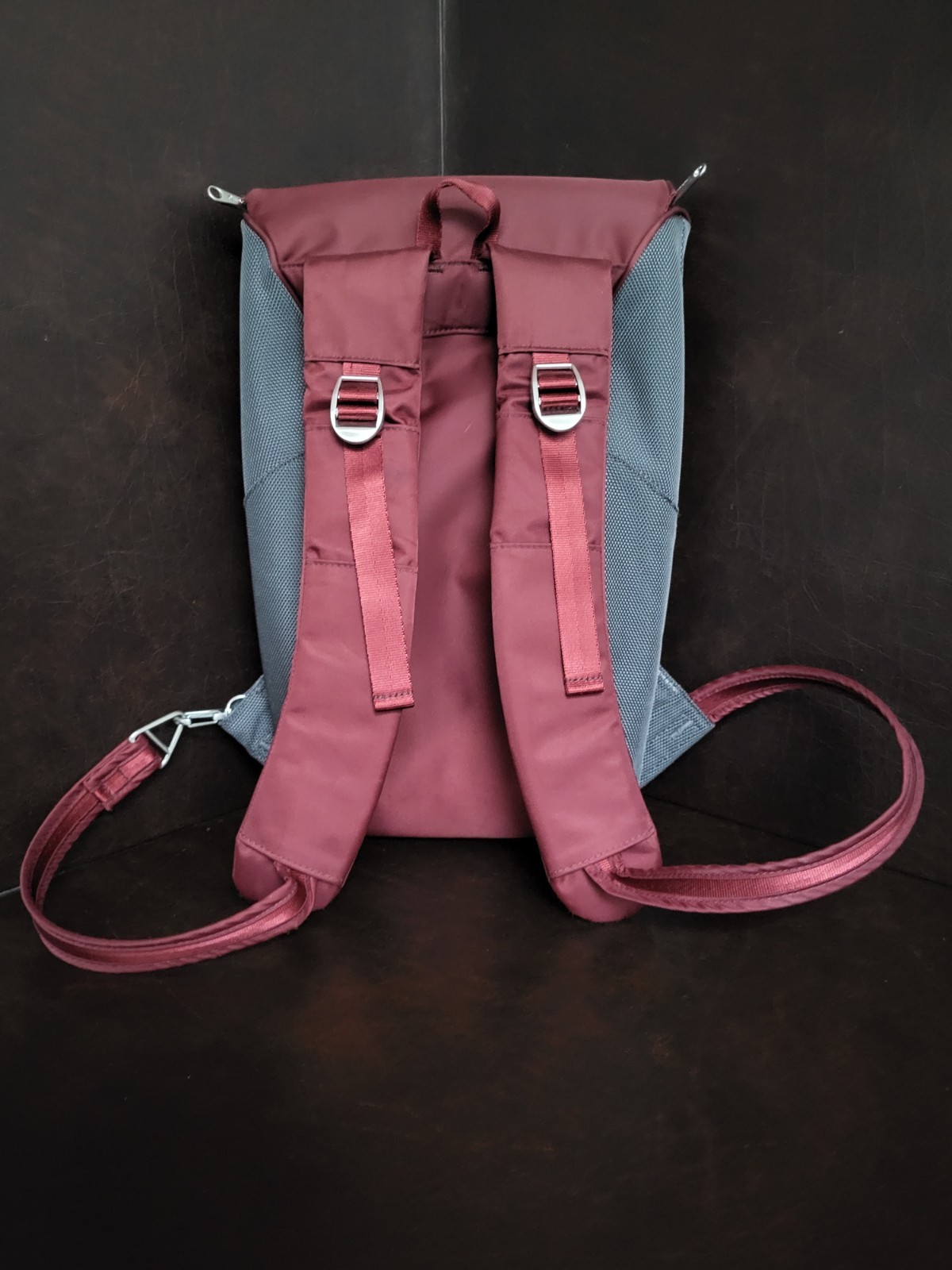 Pacsafe Dailysafe B100 anti theft – travel, commuter backpack – Burgundy/Grey