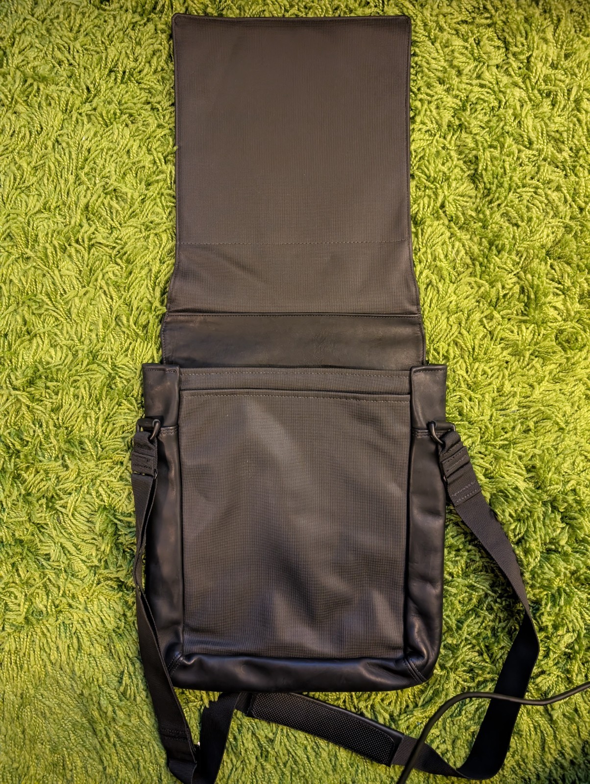 WaterField Muzetto Medium Leather Vertical Messenger Black Made in SF USA