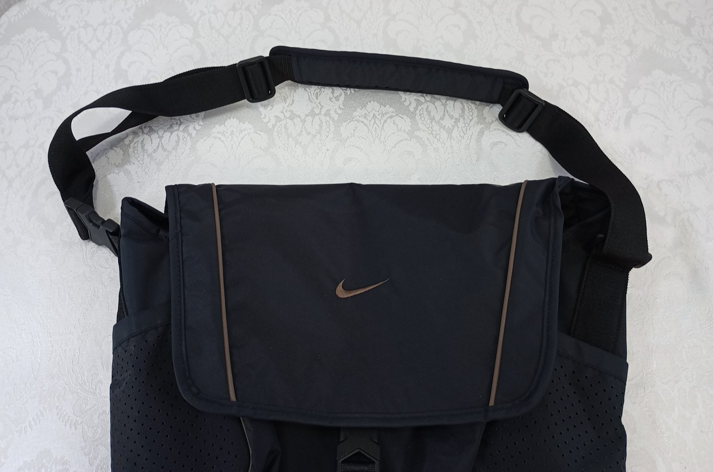 Nike Sportswear Essentials Messenger Bag 15L Black Ironstone DJ9792-010