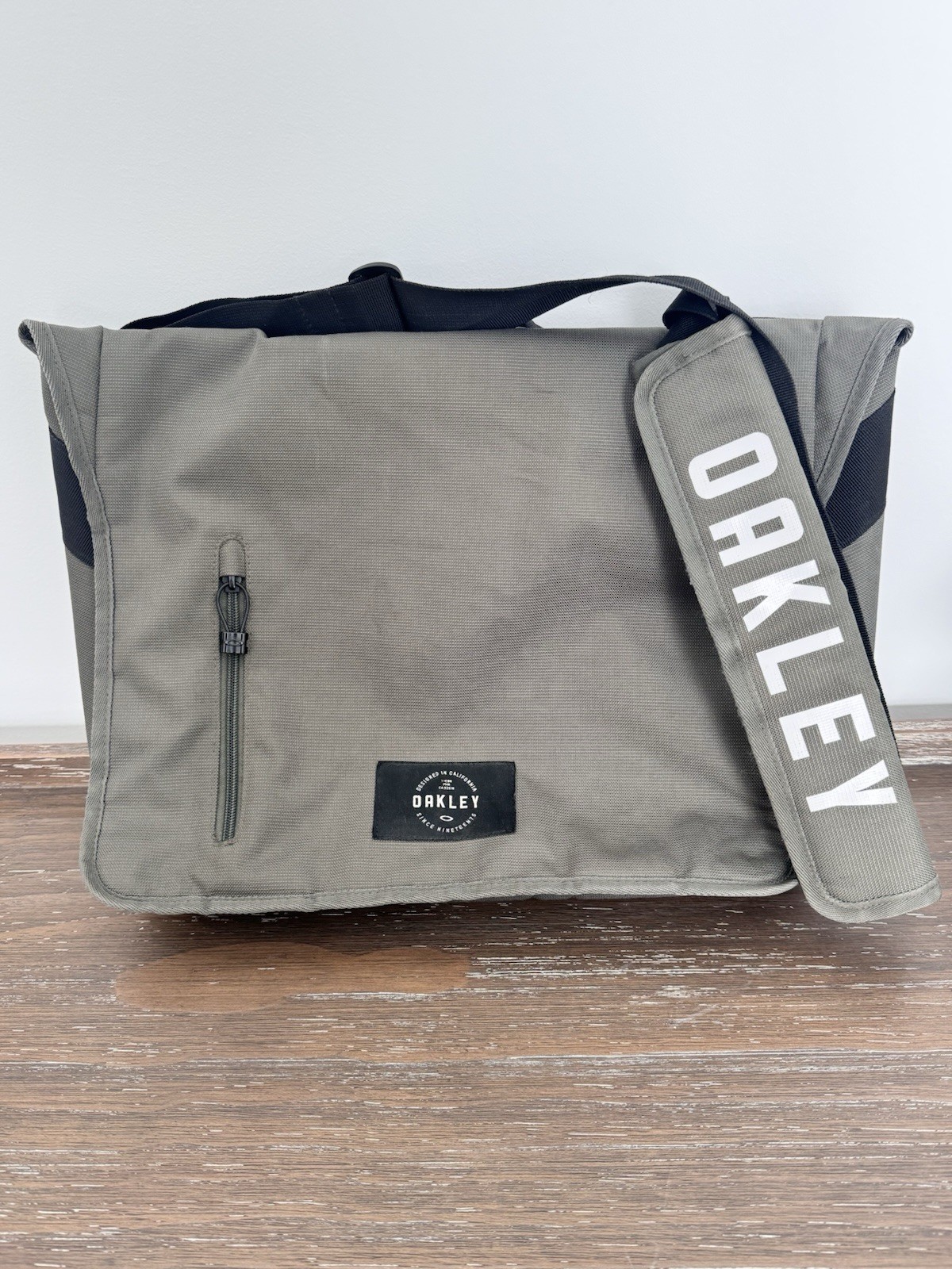 Oakley Unisex Messenger Since 1975 Dark Brush Travel Carry On Laptop Bag Strap