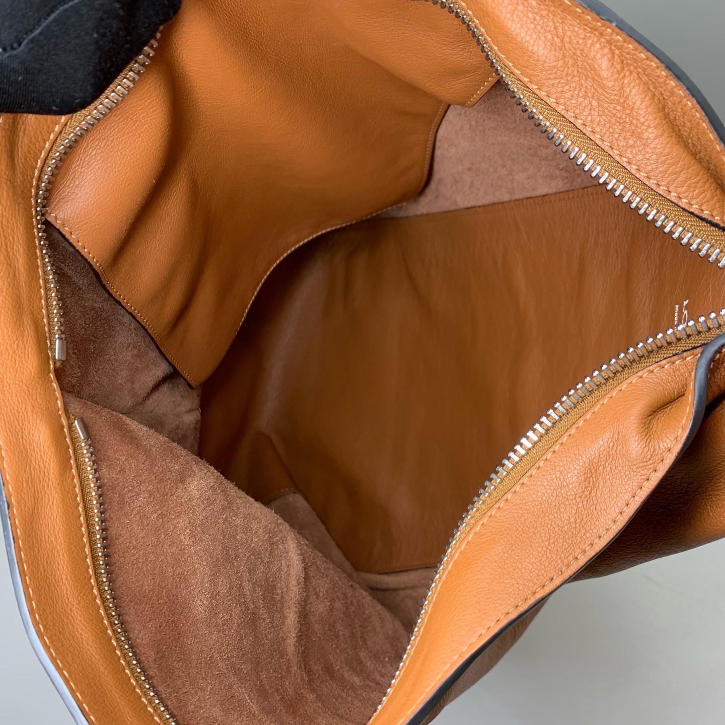 Loewe Pre-Owned Authentic Crossbody Brown Leather 44x28x22cm