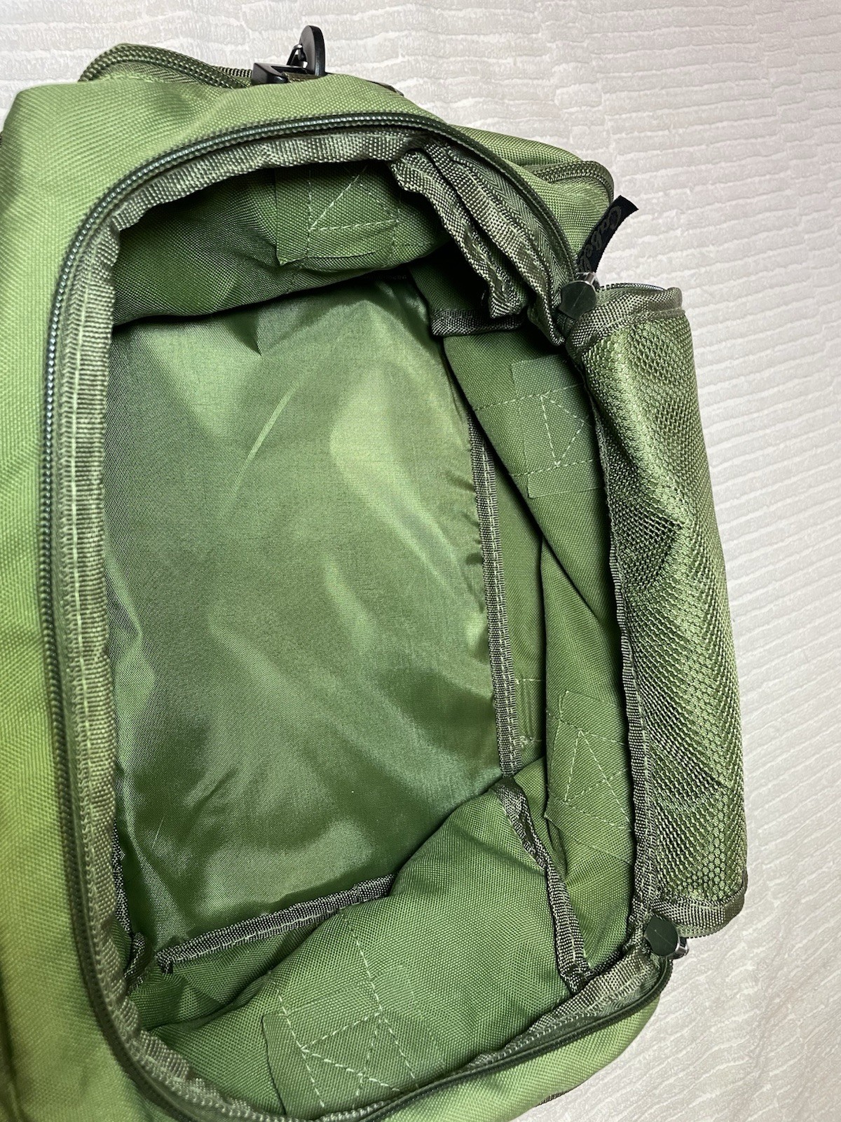 Cabela’s Green Nylon Shoulder Bag Zip Closure Padded Strap with Pockets