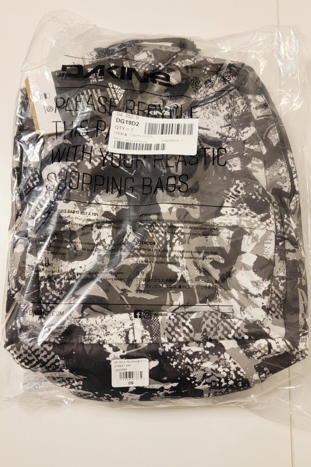 DaKine 365 21 L Reversible Backpack Street Art Black, White, Gray NEW NWT