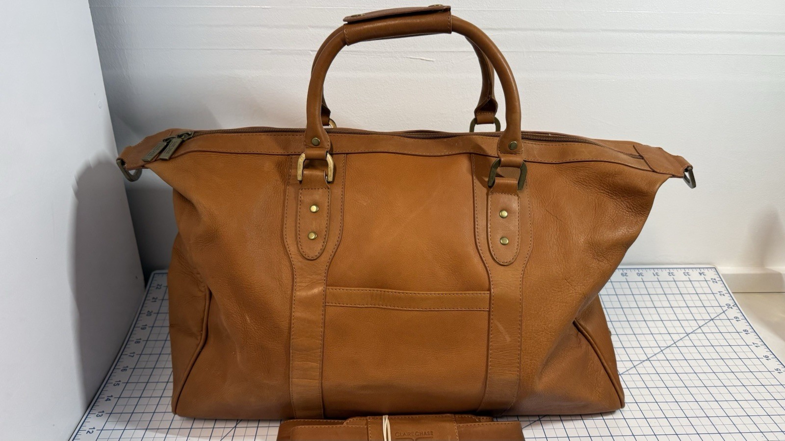 CLAIRE CHASE 22” Authentic Tan Leather Duffle Bag Travel Bag Made in Colombia