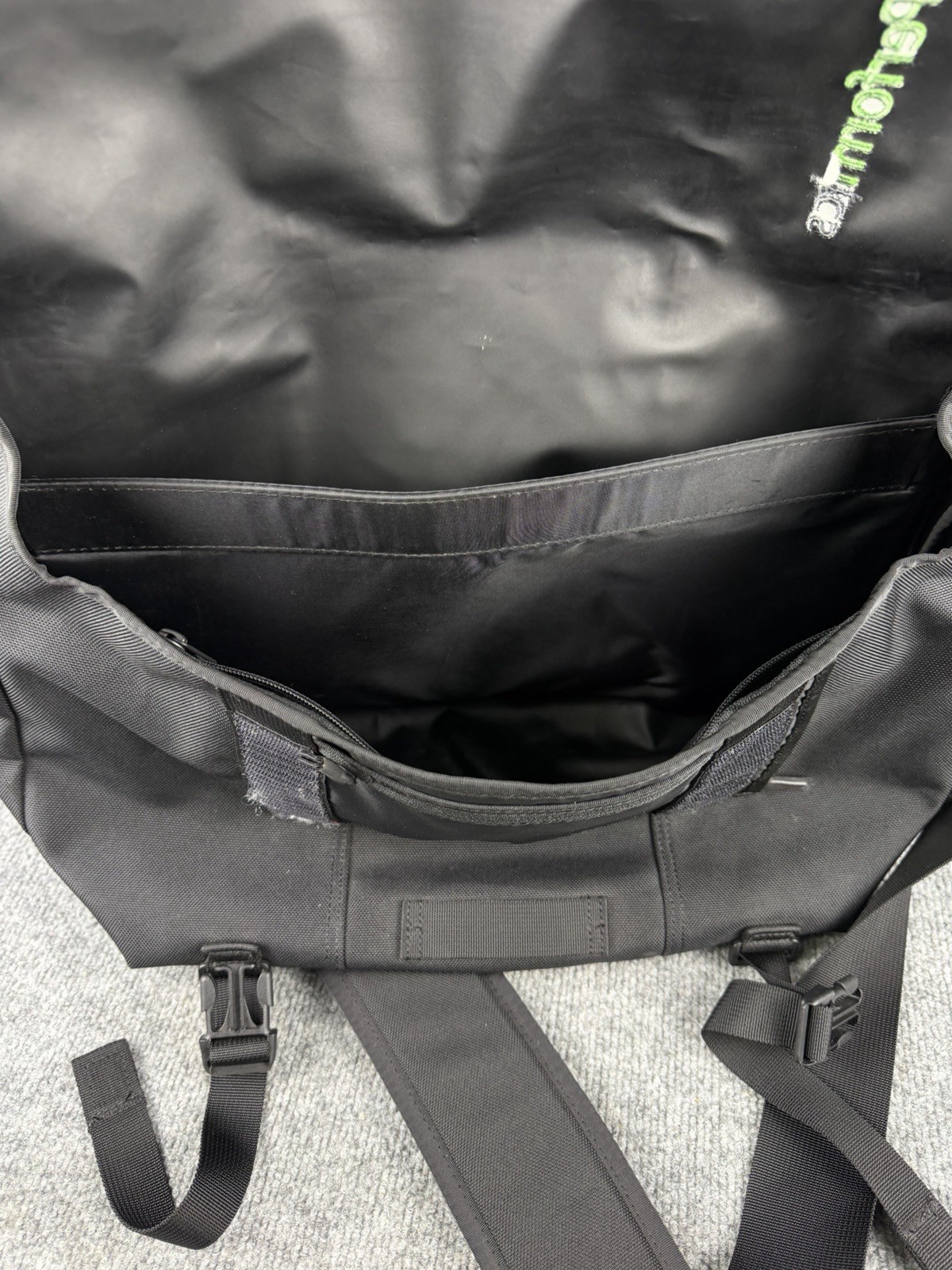 Timbuk2 Classic Messenger Bag M Black Canvas Pockets Laptop Travel Crossbody