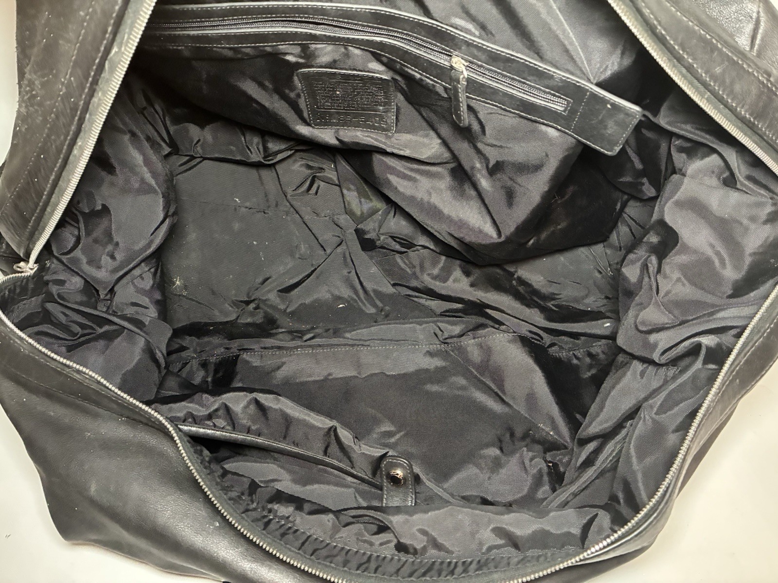 COACH BLACK LEATHER DUFFLE BAG: APPROX. 22″ X 11″ X 9″