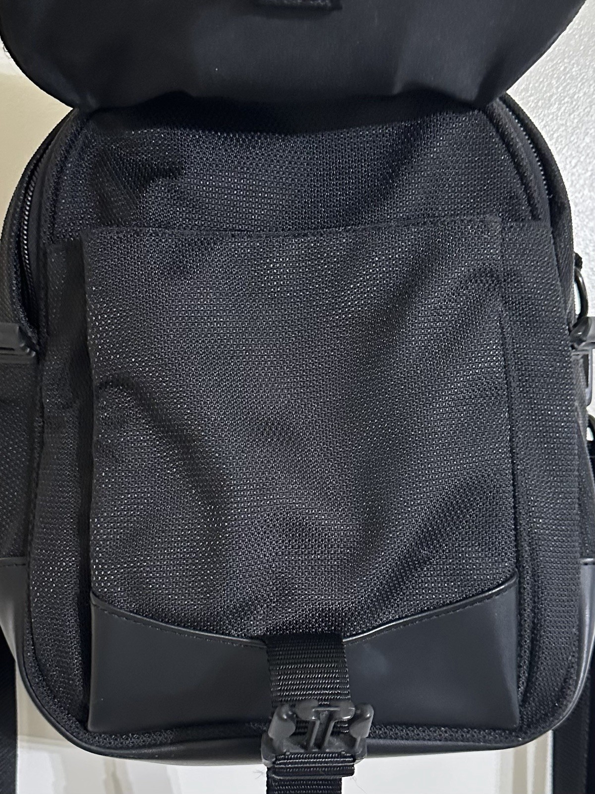 TUMI T2 Ballistic Nylon Men’s Shoulder Bag Small Black