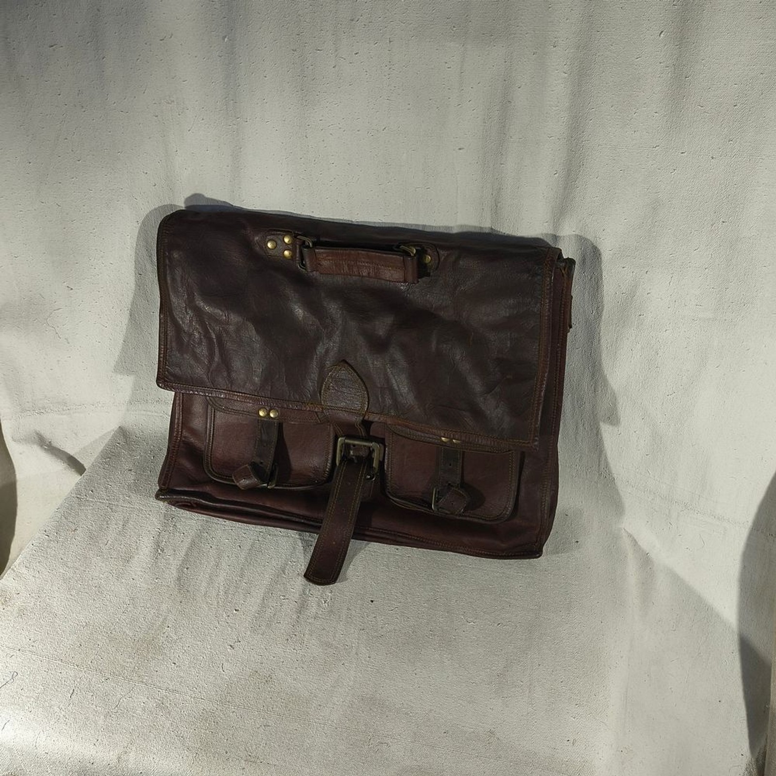 Brown Bag W/ Handle. Fabric Interior 3 Zip Pouches. 16 X 20 X 4 Leather Satchel