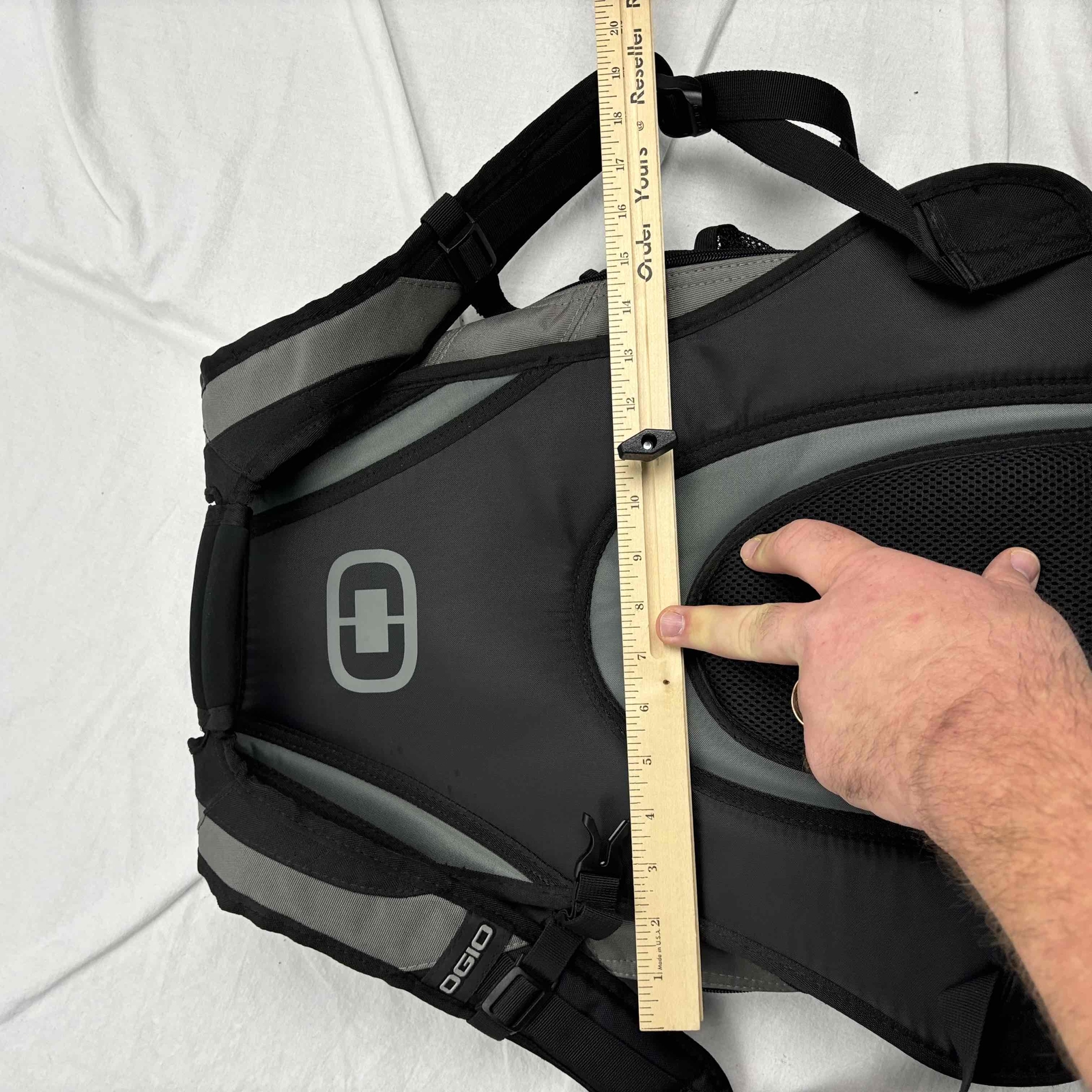 Ogio 8 TRE Backpack Black Audio Laptop Sleeve Organizer Panel Very Good xSpin