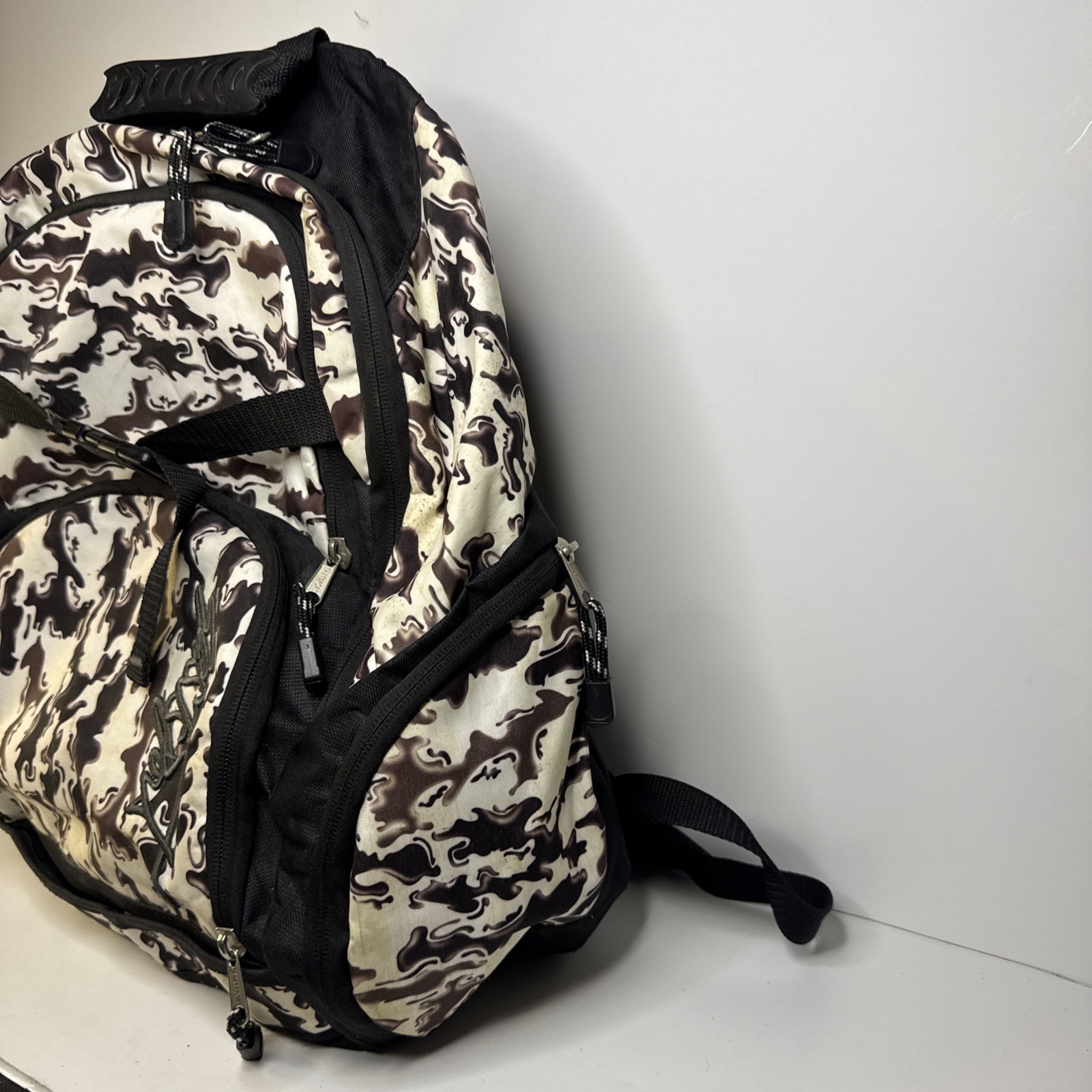 Eastport Xl Expansion Backpack In Abstract Black & White 6 Pockets EUC